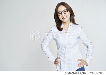 眼鏡,眼科,年輕女性,女商人,職業女性,風箏,灰色背景 眼鏡,眼科,年輕女性,女商人,職業女性,風箏,灰色背景 79056785