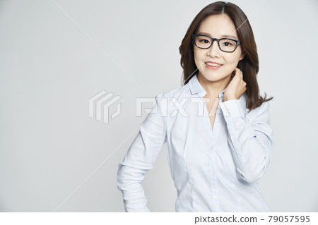 眼鏡,眼科,年輕女性,女商人,職業女性,風箏,灰色背景 眼鏡,眼科,年輕女性,女商人,職業女性,風箏,灰色背景 79057595