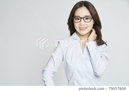 眼鏡,眼科,年輕女性,女商人,職業女性,風箏,灰色背景 眼鏡,眼科,年輕女性,女商人,職業女性,風箏,灰色背景 79057600