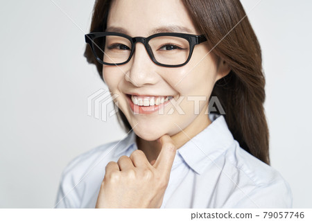 眼鏡,眼科,年輕女性,女商人,職業女性,風箏,灰色背景 眼鏡,眼科,年輕女性,女商人,職業女性,風箏,灰色背景 79057746