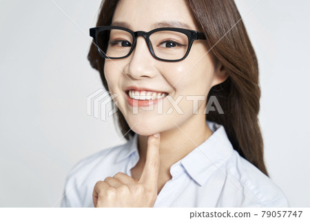 眼鏡,眼科,年輕女性,女商人,職業女性,風箏,灰色背景 眼鏡,眼科,年輕女性,女商人,職業女性,風箏,灰色背景 79057747