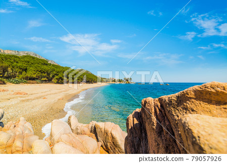 Yellow rocks by the sea 79057926