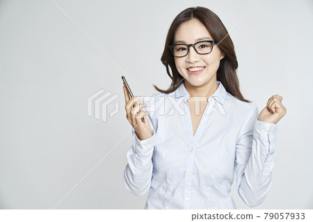 眼鏡，智慧型手機，年輕女性，女商人，職業女性，風箏，灰色背景 79057933