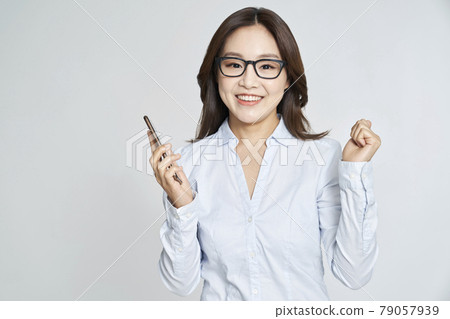眼鏡,智慧型手機,年輕女性,女商人,職業女性,風箏,灰色背景 眼鏡,智慧型手機,年輕女性,女商人,職業女性,風箏,灰色背景 79057939