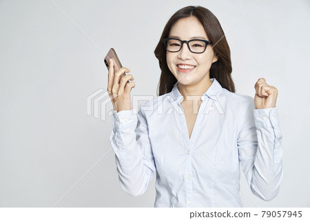 眼鏡,智慧型手機,年輕女性,女商人,職業女性,風箏,灰色背景 眼鏡,智慧型手機,年輕女性,女商人,職業女性,風箏,灰色背景 79057945
