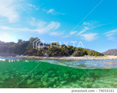 Split underwater view of La Speranza beach 79058181