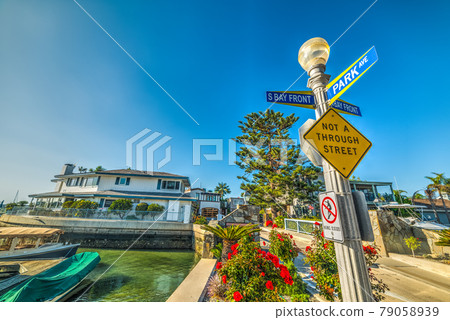 Crossroad signs in Balboa island 79058939