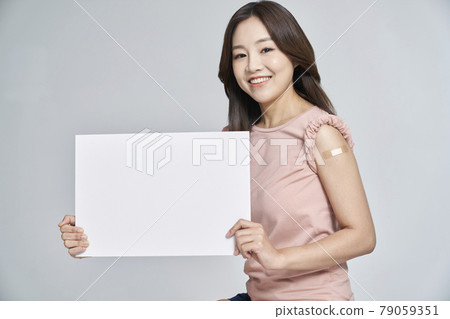 vaccination, vaccination, vaccine, coronavirus, young woman, nukki, gray background 79059351