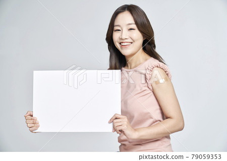 vaccination, vaccination, vaccine, coronavirus, young woman, nukki, gray background 79059353