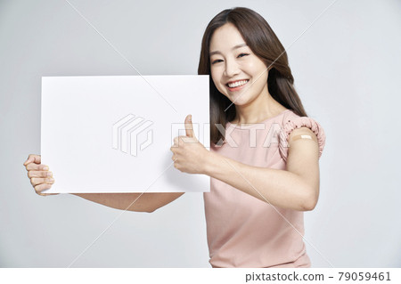 疫苗接種、疫苗接種、疫苗、冠狀病毒、年輕女子、風箏、灰色背景 疫苗接種、疫苗接種、疫苗、冠狀病毒、年輕女子、風箏、灰色背景 79059461