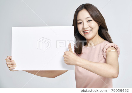 疫苗接種、疫苗接種、疫苗、冠狀病毒、年輕女子、風箏、灰色背景 疫苗接種、疫苗接種、疫苗、冠狀病毒、年輕女子、風箏、灰色背景 79059462