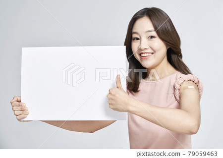 疫苗接種、疫苗接種、疫苗、冠狀病毒、年輕女子、風箏、灰色背景 疫苗接種、疫苗接種、疫苗、冠狀病毒、年輕女子、風箏、灰色背景 79059463