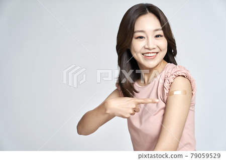 vaccination, vaccination, vaccine, coronavirus, young woman, nukki, gray background vaccination, vaccination, vaccine, coronavirus, young woman, nukki, gray background 79059529