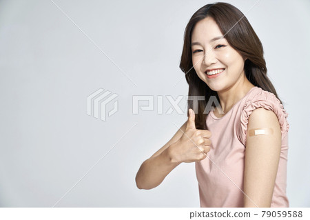 vaccination, vaccination, vaccine, coronavirus, young woman, nukki, gray background vaccination, vaccination, vaccine, coronavirus, young woman, nukki, gray background 79059588