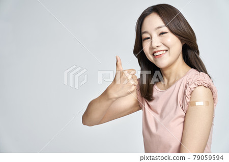 vaccination, vaccination, vaccine, coronavirus, young woman, nukki, gray background vaccination, vaccination, vaccine, coronavirus, young woman, nukki, gray background 79059594