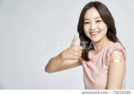 vaccination, vaccination, vaccine, coronavirus, young woman, nukki, gray background 79059596