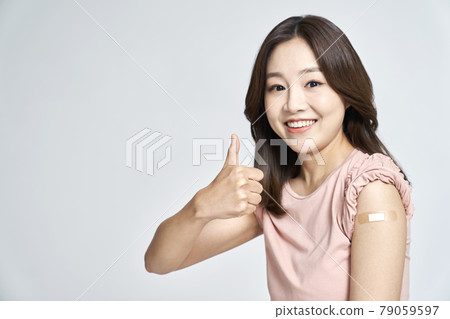vaccination, vaccination, vaccine, coronavirus, young woman, nukki, gray background 79059597