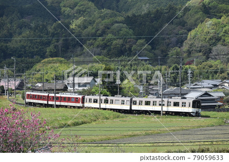 Kintetsu 6820 series running on the Yoshino line 79059633