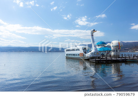 Pleasure boat in Lake Suwa 79059679