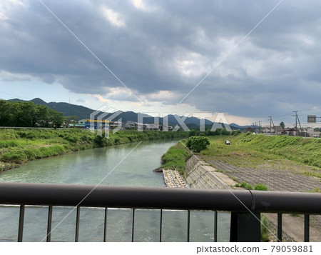 充滿自然氣息的鄉村河流 充滿自然氣息的鄉村河流 79059881