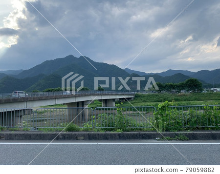 充滿自然氣息的鄉村河流 79059882
