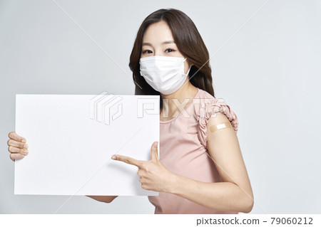 疫苗接種、疫苗接種、疫苗、冠狀病毒、年輕女子、風箏、灰色背景 79060212