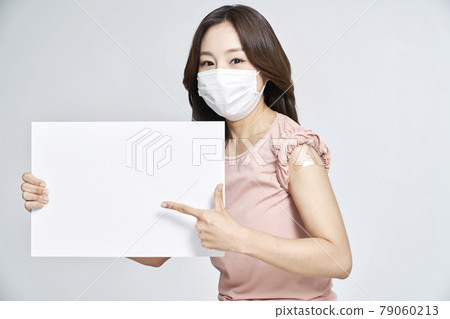 疫苗接種、疫苗接種、疫苗、冠狀病毒、年輕女子、風箏、灰色背景 79060213
