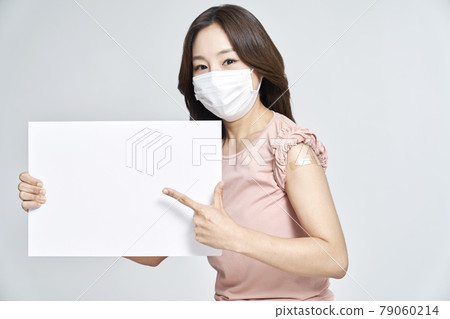 疫苗接種、疫苗接種、疫苗、冠狀病毒、年輕女子、風箏、灰色背景 疫苗接種、疫苗接種、疫苗、冠狀病毒、年輕女子、風箏、灰色背景 79060214