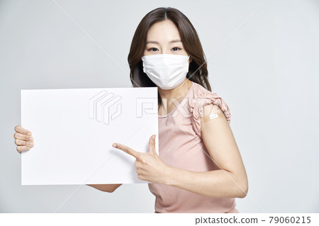 疫苗接種、疫苗接種、疫苗、冠狀病毒、年輕女子、風箏、灰色背景 疫苗接種、疫苗接種、疫苗、冠狀病毒、年輕女子、風箏、灰色背景 79060215