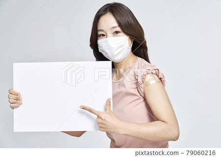 疫苗接種、疫苗接種、疫苗、冠狀病毒、年輕女子、風箏、灰色背景 疫苗接種、疫苗接種、疫苗、冠狀病毒、年輕女子、風箏、灰色背景 79060216