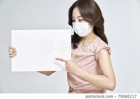 疫苗接種、疫苗接種、疫苗、冠狀病毒、年輕女子、風箏、灰色背景 79060217