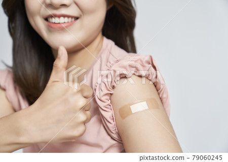 vaccination, vaccination, vaccine, coronavirus, young woman, nukki, gray background 79060245