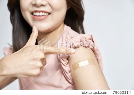 vaccination, vaccination, vaccine, coronavirus, young woman, nukki, gray background vaccination, vaccination, vaccine, coronavirus, young woman, nukki, gray background 79060314