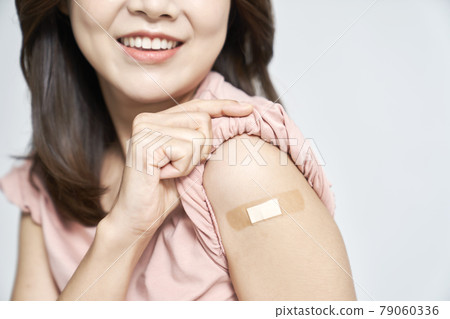 vaccination, vaccination, vaccine, coronavirus, young woman, nukki, gray background 79060336