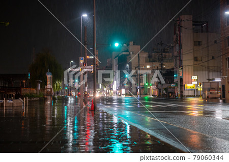 在一個雨夜的人行橫道 79060344