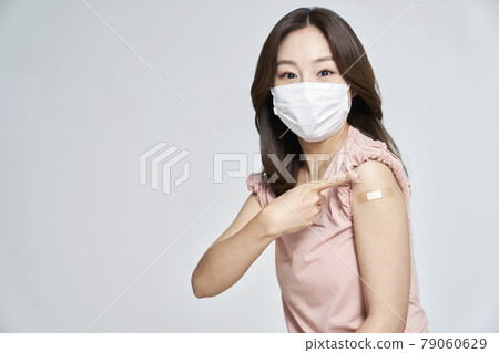 vaccination, vaccination, vaccine, coronavirus, young woman, nukki, gray background vaccination, vaccination, vaccine, coronavirus, young woman, nukki, gray background 79060629