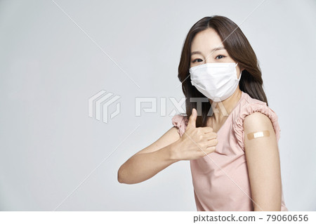vaccination, vaccination, vaccine, coronavirus, young woman, nukki, gray background vaccination, vaccination, vaccine, coronavirus, young woman, nukki, gray background 79060656