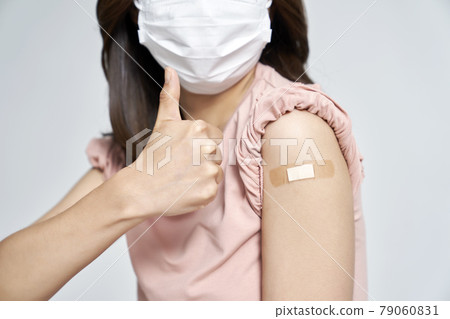 vaccination, vaccination, vaccine, coronavirus, young woman, nukki, gray background vaccination, vaccination, vaccine, coronavirus, young woman, nukki, gray background 79060831