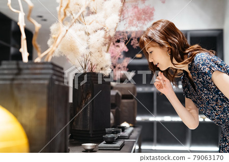 在一家豪華商店購物的年輕女子 在一家豪華商店購物的年輕女子 79063170