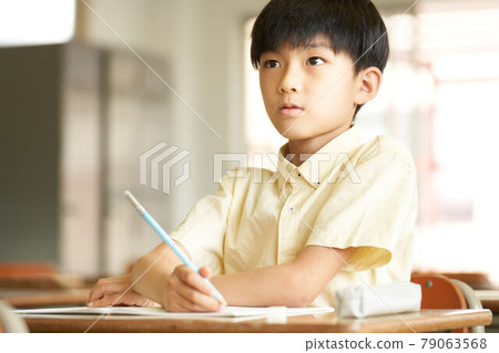 Elementary school students listening to the teacher in the classroom 79063568