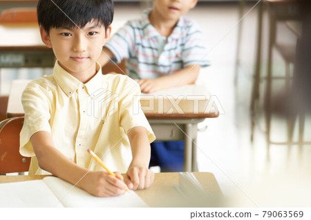 Elementary school students listening to the teacher in the classroom 79063569