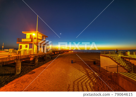 Manhattan Beach pier by night 79064615