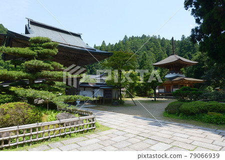 Koyasan Kongo Sanmaiin Front Gate and Tahoto, Koya Town, Wakayama Prefecture 79066939