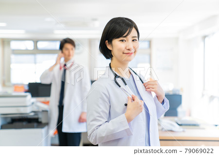 年輕的醫療團隊 79069022