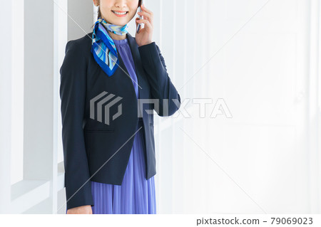 在辦公室裡打電話的女商人 79069023
