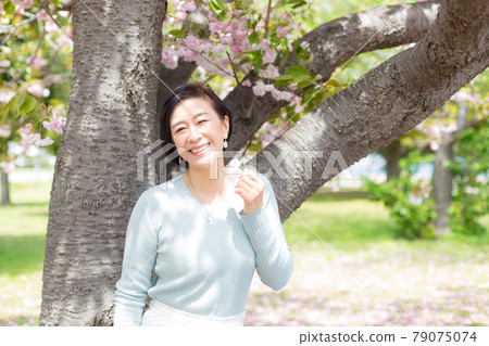 Middle senior women enjoying Yokohama Life tile Middle senior women enjoying Yokohama Life tile 79075074