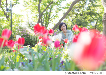 享受橫濱生活瓷磚的中老年婦女 79075109