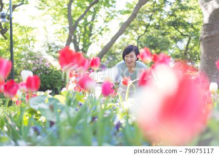 享受橫濱生活瓷磚的中老年婦女 79075117