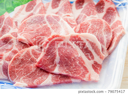 食物托盤中的波士頓腰肉 食物托盤中的波士頓腰肉 79075417