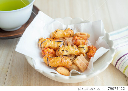 Snacks and green tea 79075422